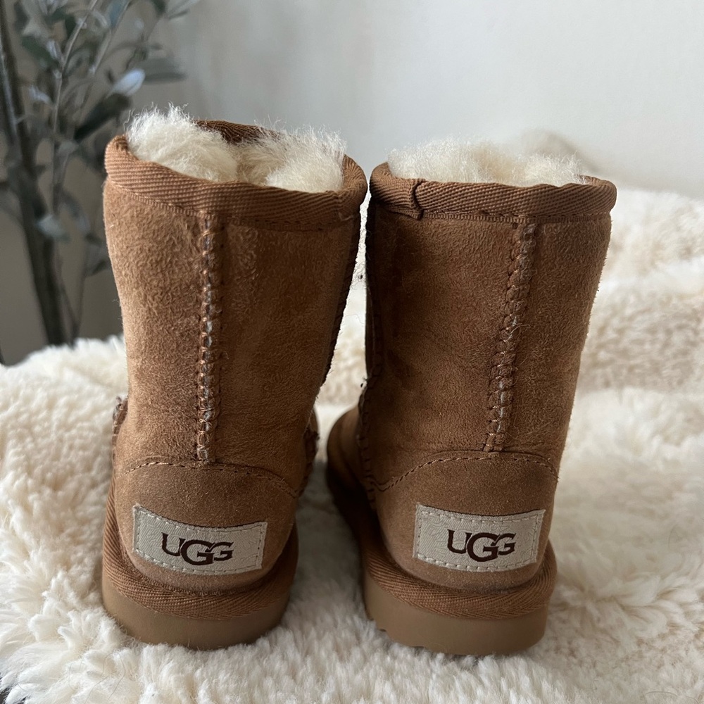 Toddler size 6 Uggs in chestnut